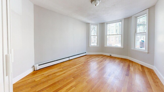 Building Photo - 205 Chelsea St Unit 3