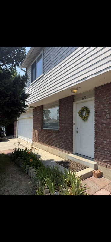 Building Photo - 615 E Carmel Dr