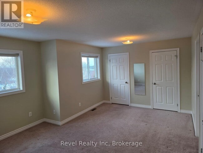 Photo - 1026 Whitney Crescent