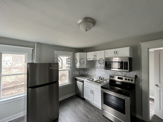 Photo - 815 Logan St SE