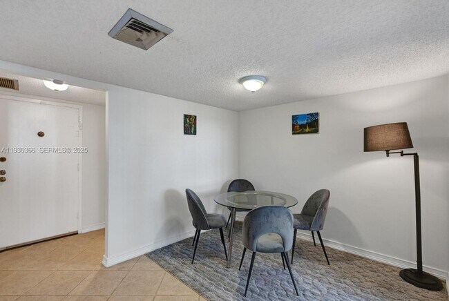 Photo - 100 Golden Isles Dr Unidad 101