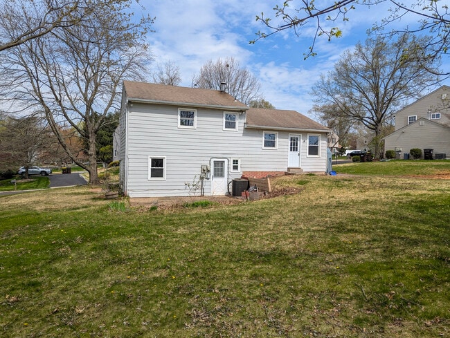 Photo - 1583 Yeakel Way