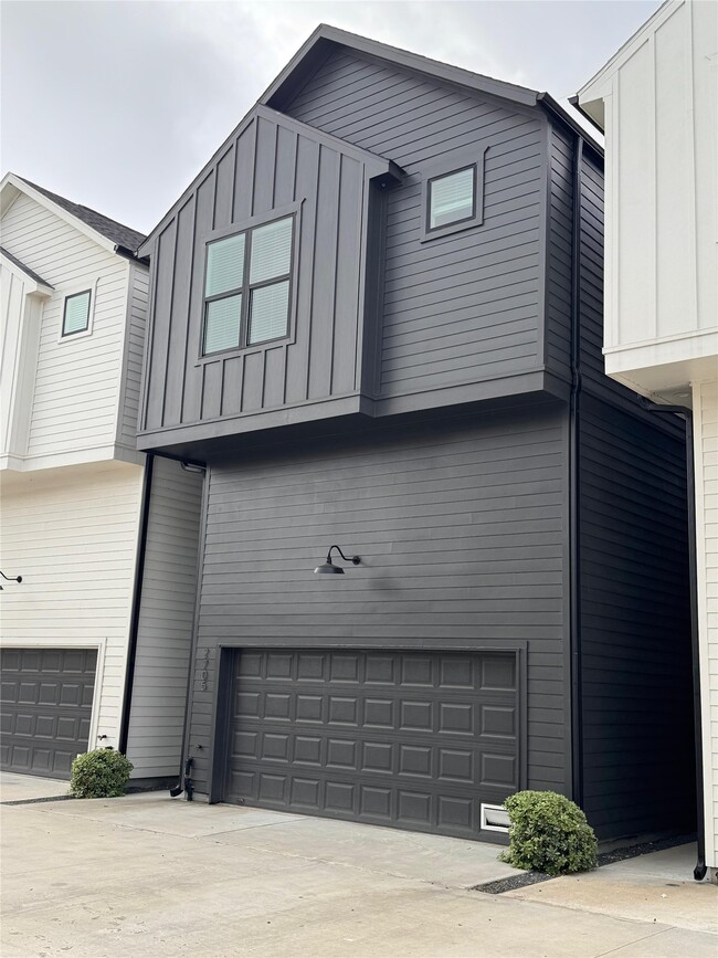 Photo - 2705 Oakwood Crst Ln