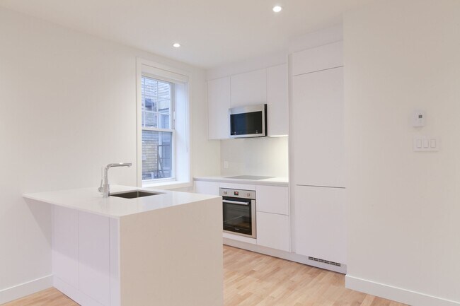 Photo - 2100 Rue du Fort Unit 409