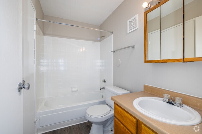 The Verona 2BR, 2BA - 900SF - Bathroom