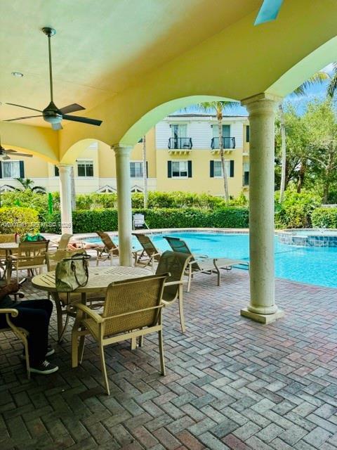 Photo - 556 NW 39th Cir