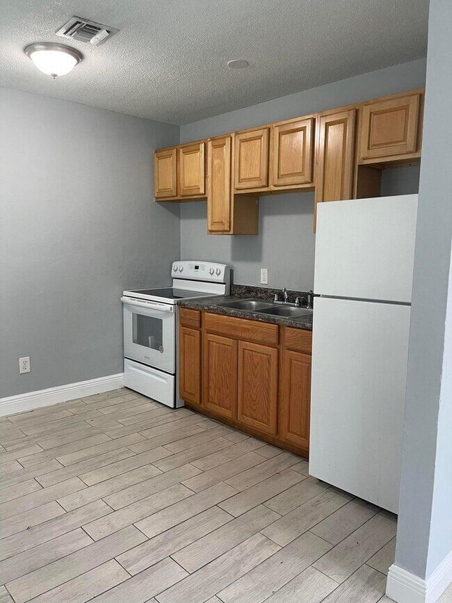 Building Photo - 3011 Windsor Ave Rental