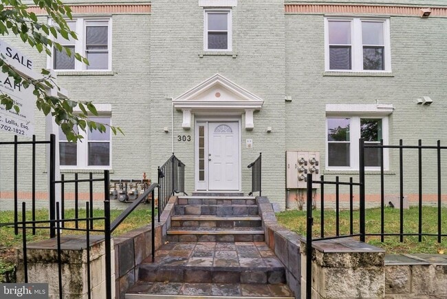 Building Photo - 303 Seaton Pl NE Unit 4