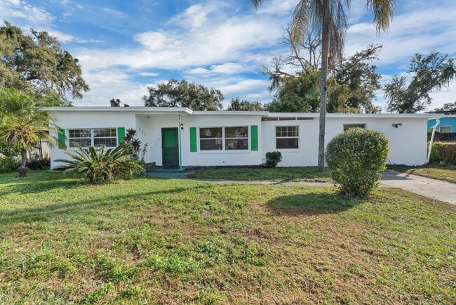 Building Photo - 833 Pinedale Ave