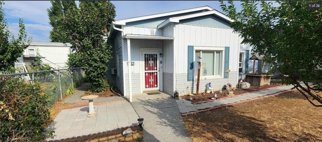 Photo - 122 Ginkgo St S