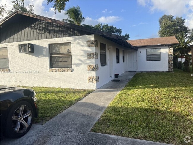 Building Photo - 4809 SW 25th St Rental