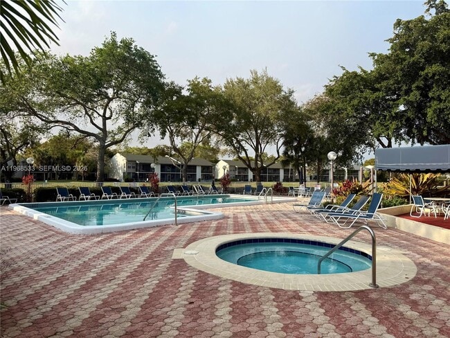 Building Photo - 1953 SW 15th St Unit 78