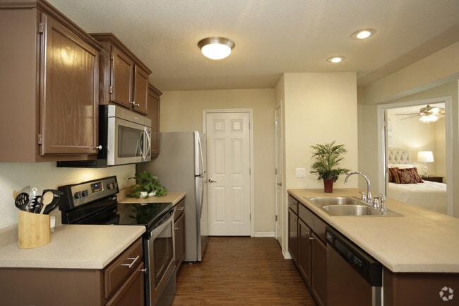 2BR, 2BA - Lexington/1050 SF