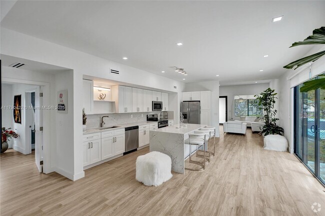 Building Photo - 180 SW 38th Ct Rental