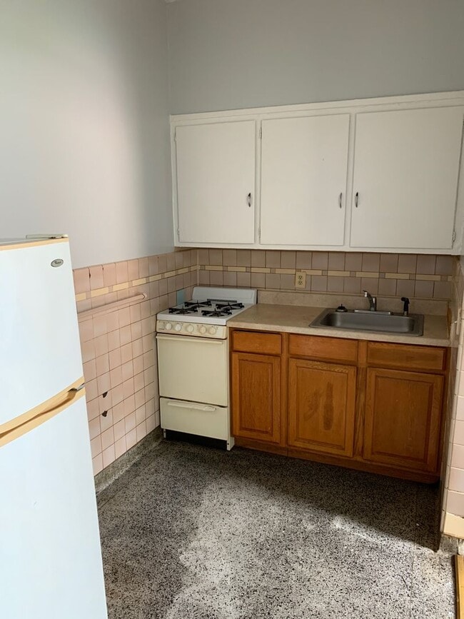 Photo - Large one room efficiency with large kitchen Unidad Apart #33