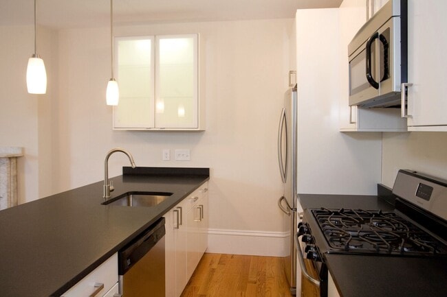 Building Photo - Beautifully updated, pet friendly 3 bed unit in the South End!
