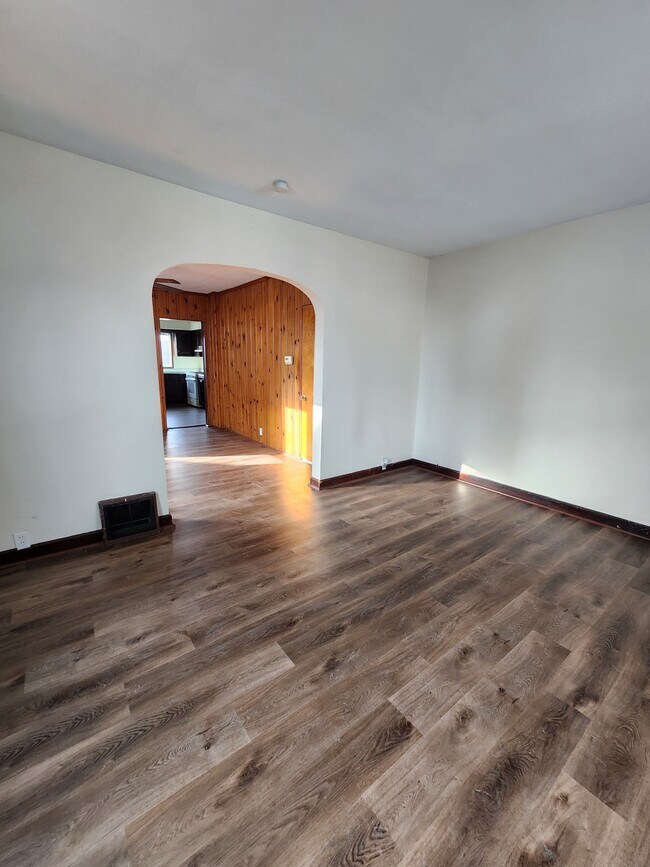 Photo - 2259 Schroeder St