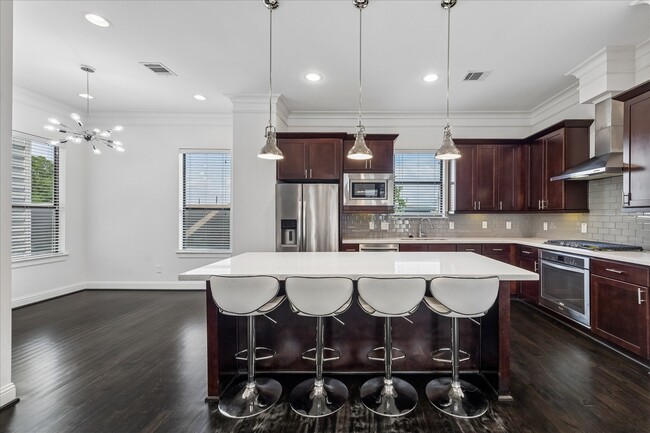 Photo - 734 W 20th St