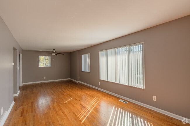 1BR, 1BA - 740SF - Living Room