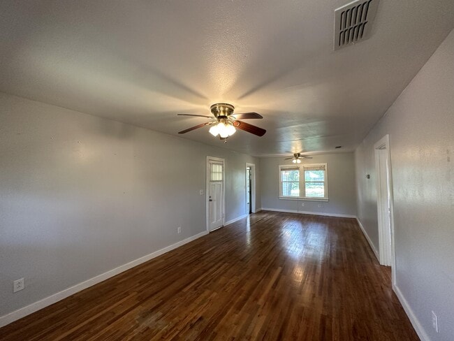 Photo - 208 N Bowie St