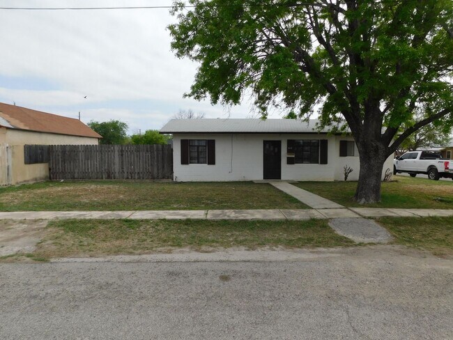 Photo - 610 W. 7th- 3bed 1 bath for rent