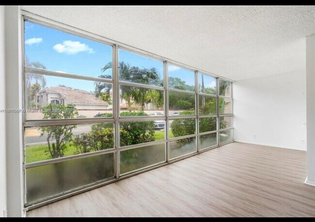 Photo - 2001 Atlantic Shores Blvd Unidad 109