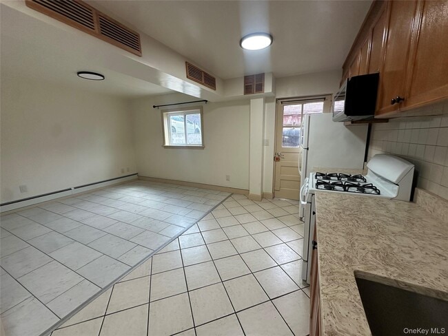 Photo - 1214 E 224th St