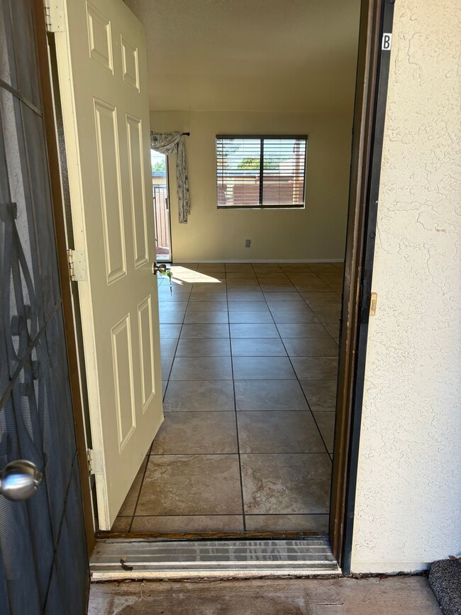 Building Photo - Great Condo in Great Area