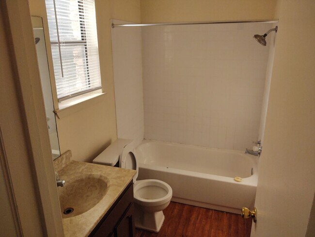 Photo - 240-242-242 Craddock Ave Unit 242