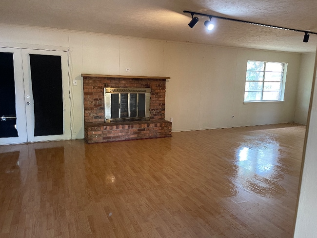 Photo - 2111 Scripture St