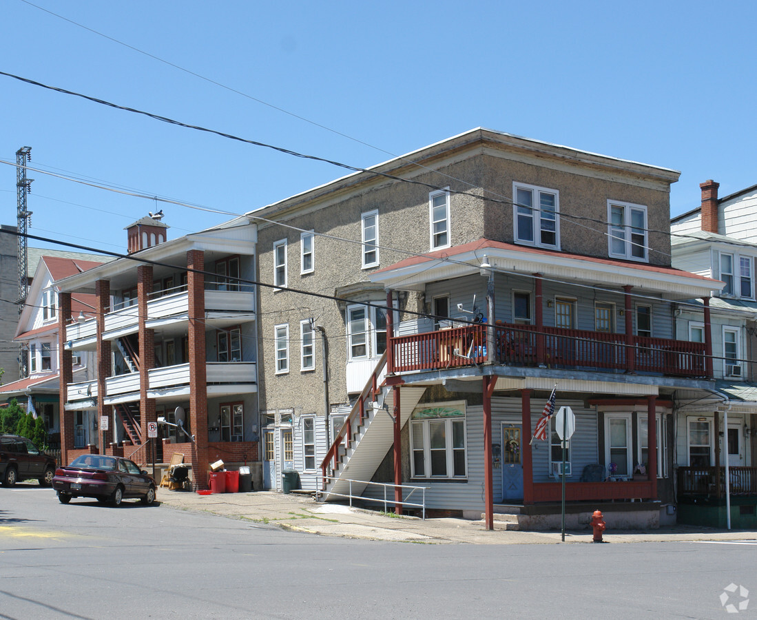 Photo - 707-709 W Chestnut St Apartments