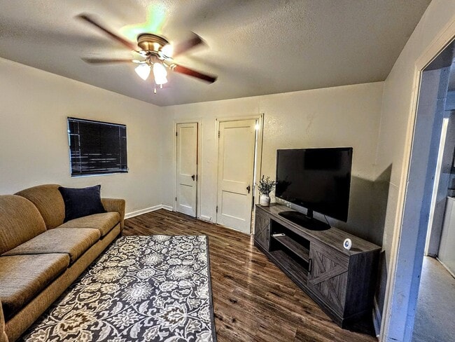 Photo - 1008 Runnels St Unidad A