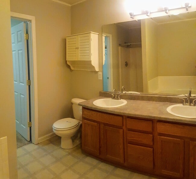 Baño principal con jacuzzi, lavabos dobles y ducha independiente. Junto a vestidor. - 3377 Weston Street