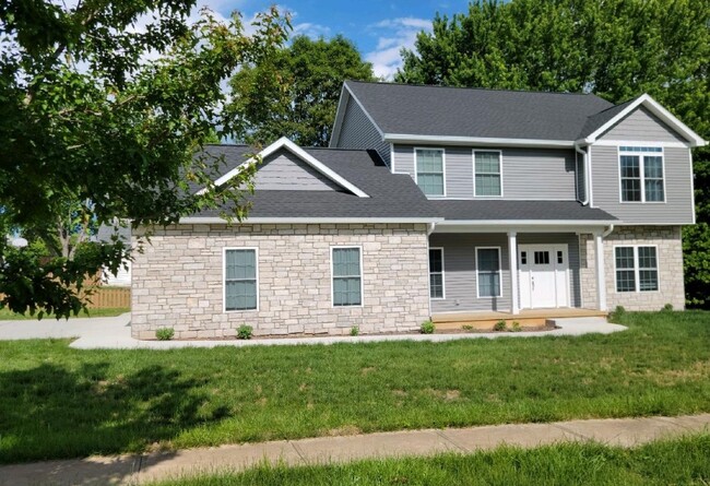 Building Photo - 905 W Estate Dr