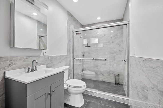 Building Photo - 66-18 75th St Unit 1st Floor Rental