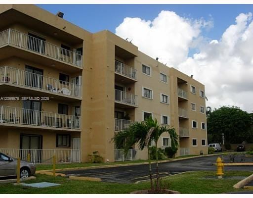Building Photo - 8500 NW 8th St Unit 303