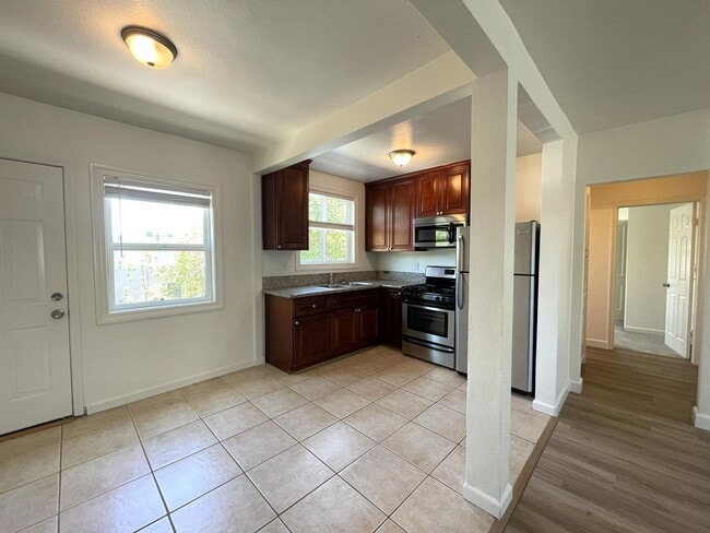 Photo - 4327 McClintock St