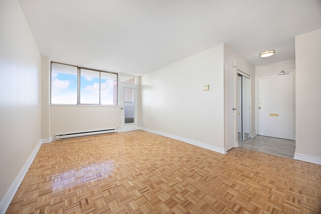 Photo - 435 Eglinton Ave E