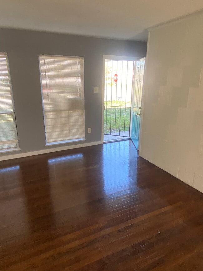 Photo - 5250 Kingsbury St