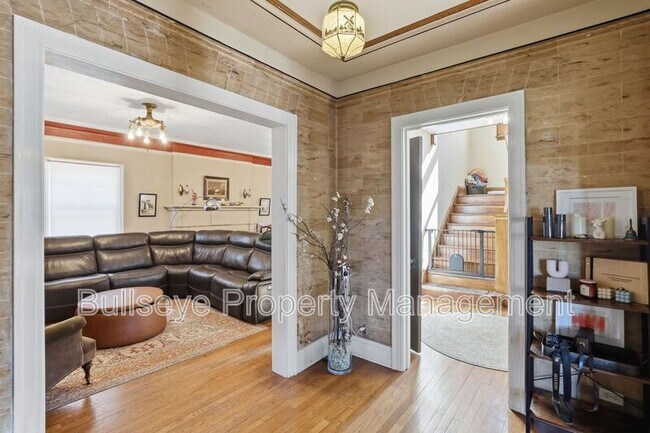 Photo - 525 W Lynwood St