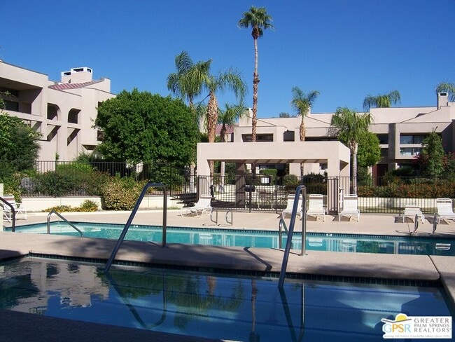 Photo - 882 Village Square N