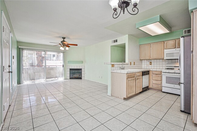 Photo - 4955 S Lindell Rd Unidad 221