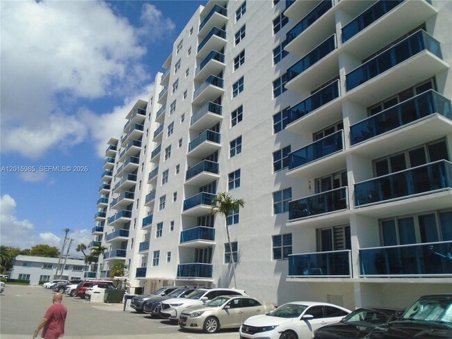 Building Photo - 7501 E Treasure Dr Unit 2N