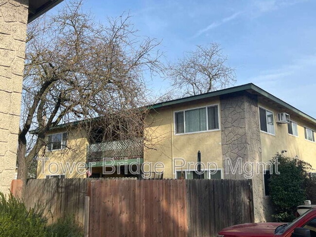 Building Photo - 4549 Ashcroft Ave Unit 31