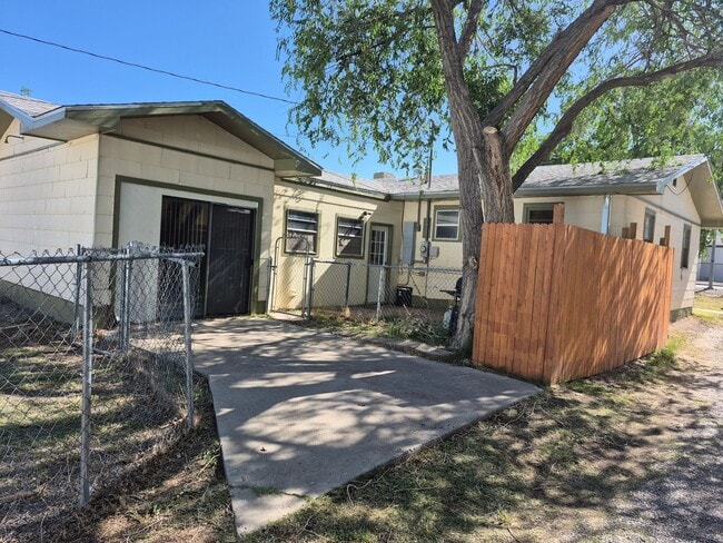 Building Photo - Cute 3 Bedroom 1 Bathroom