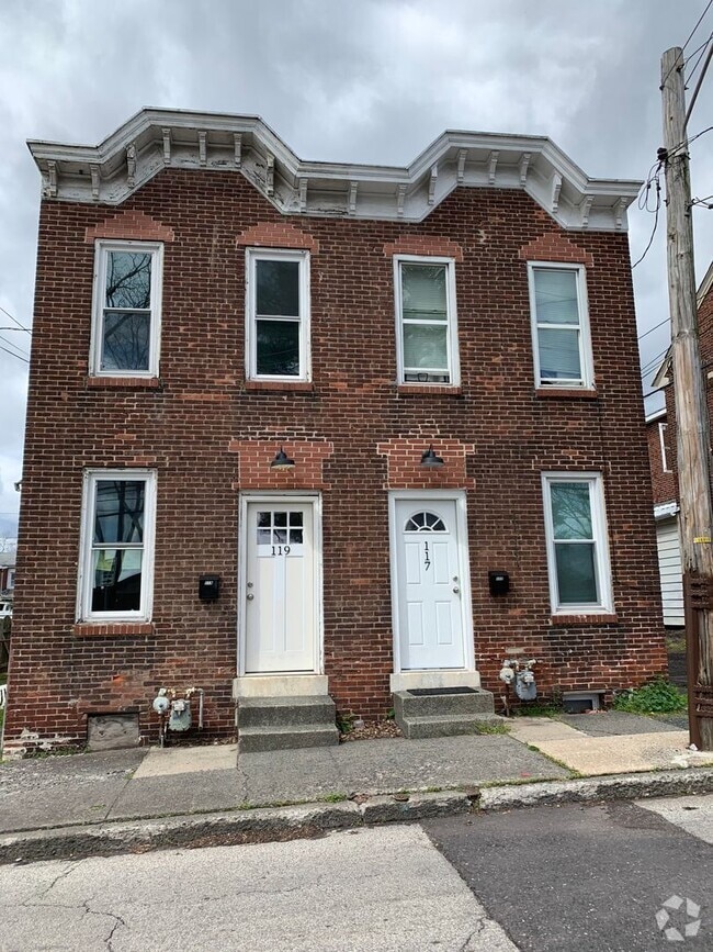 Building Photo - 3 BR 1.5 BA single family rental
