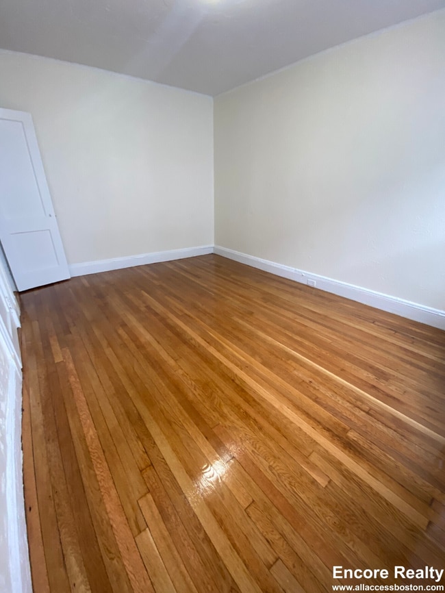 Photo - 1164 Boylston St