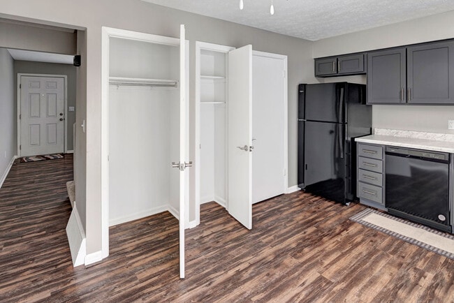 Photo - Riverdale Plaza