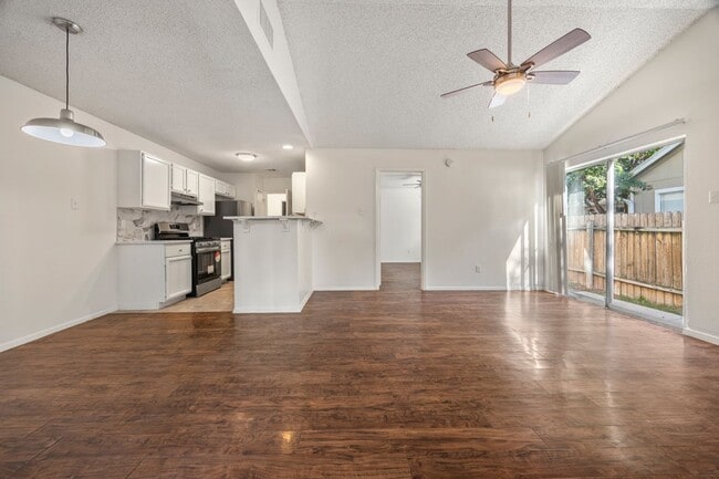 Photo - 8204 West Gate Blvd Unidad -A