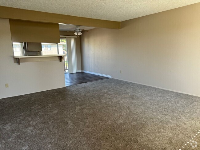 Building Photo - 3 Bedroom 2 Bath Condo Available Now!